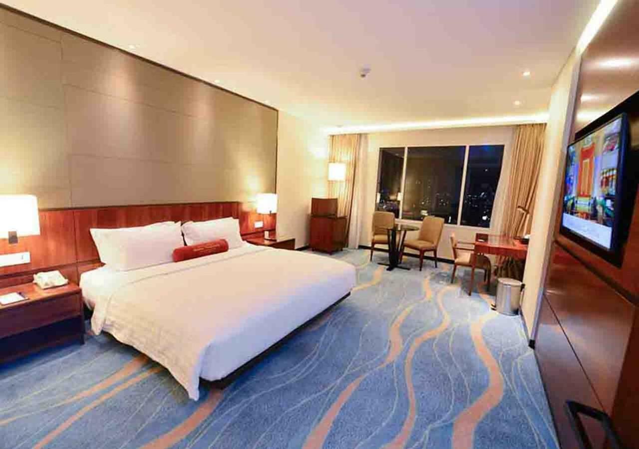 Gumaya Tower Hotel Семаранг Экстерьер фото
